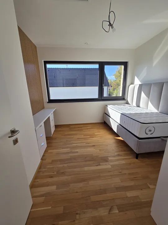 Ložnice s velkým oknem